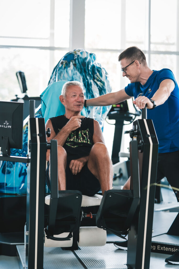 Coach Eden concept en discussion avec un adhérent sur une machine