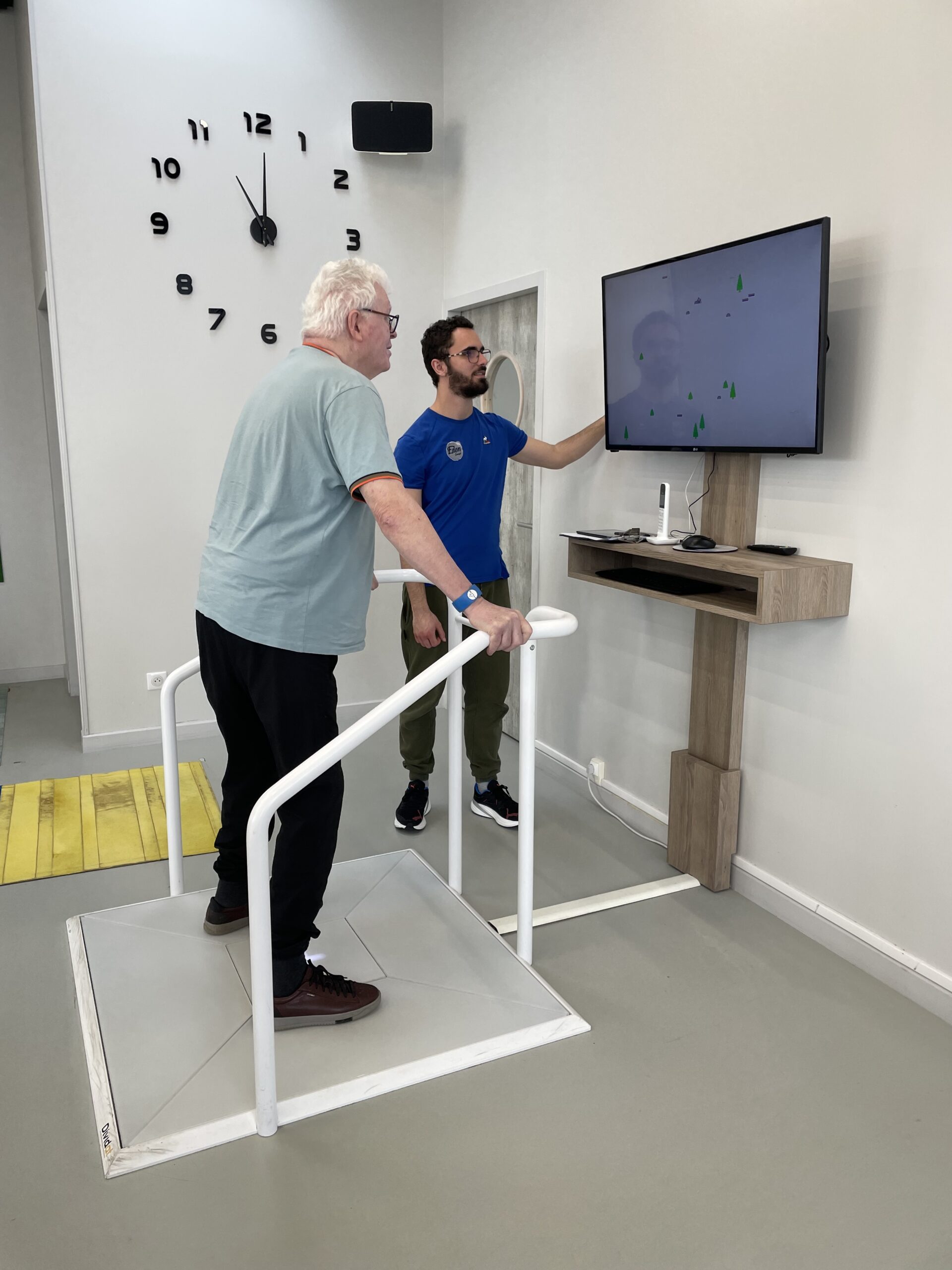 Homme senior faisant de l'activité sur une machine pour l'équilibre