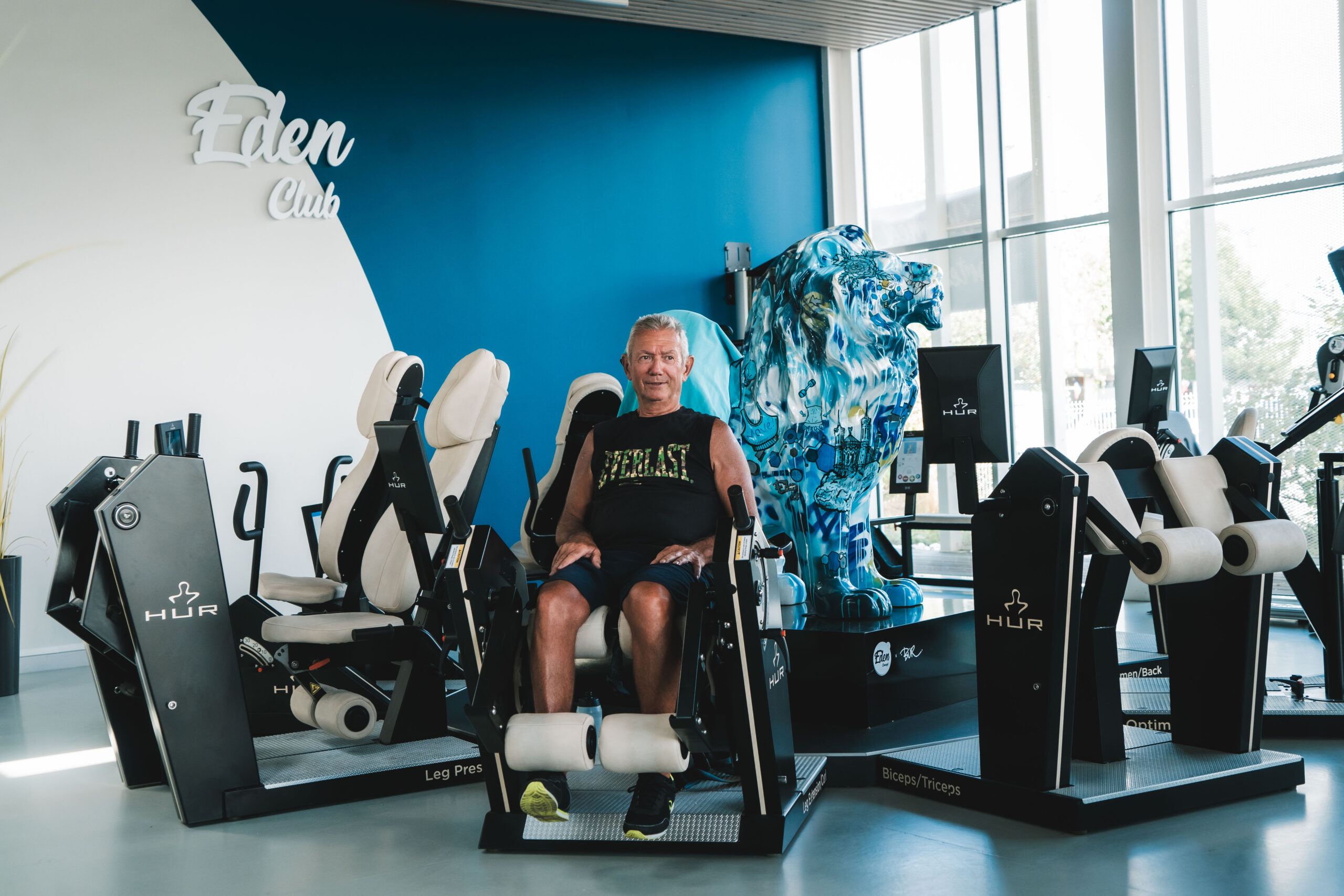 Senior qui fait du renforcement musculaire chez Eden concept