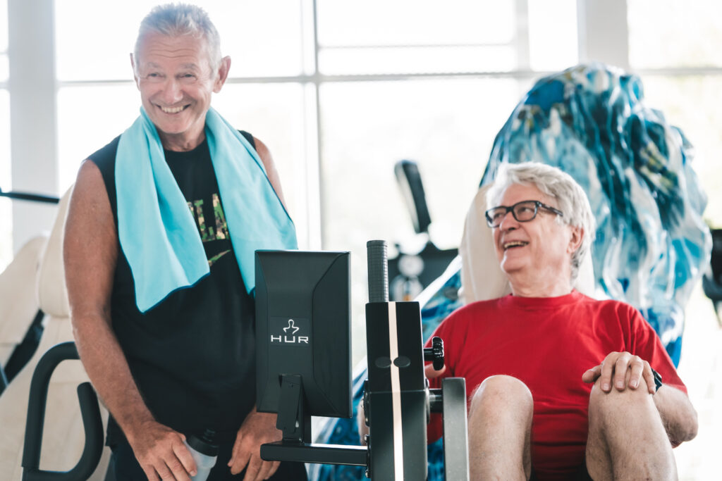 Deux seniors font du sport au centre Eden concept