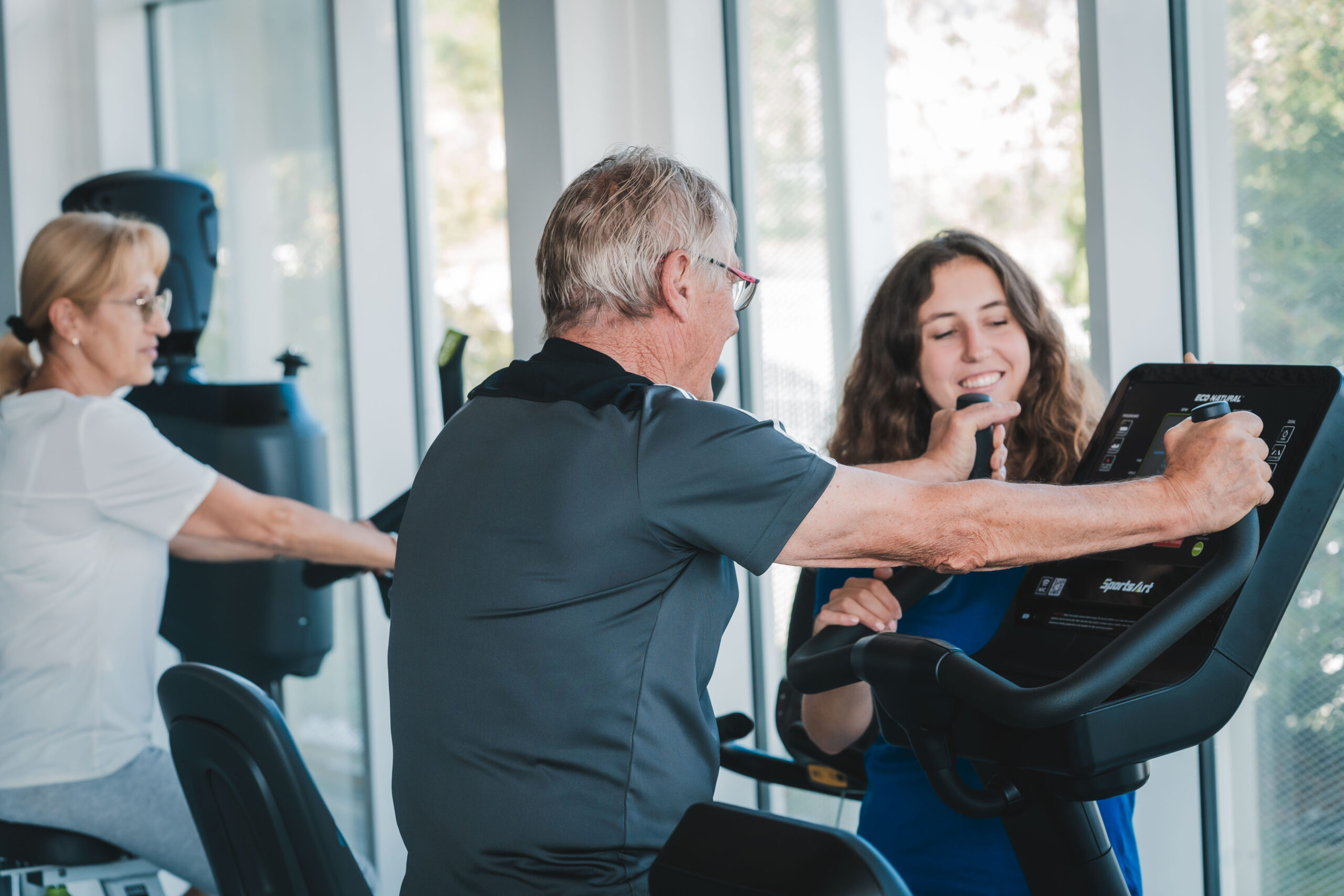 Senior sur un vélo a Eden concept avec un coach